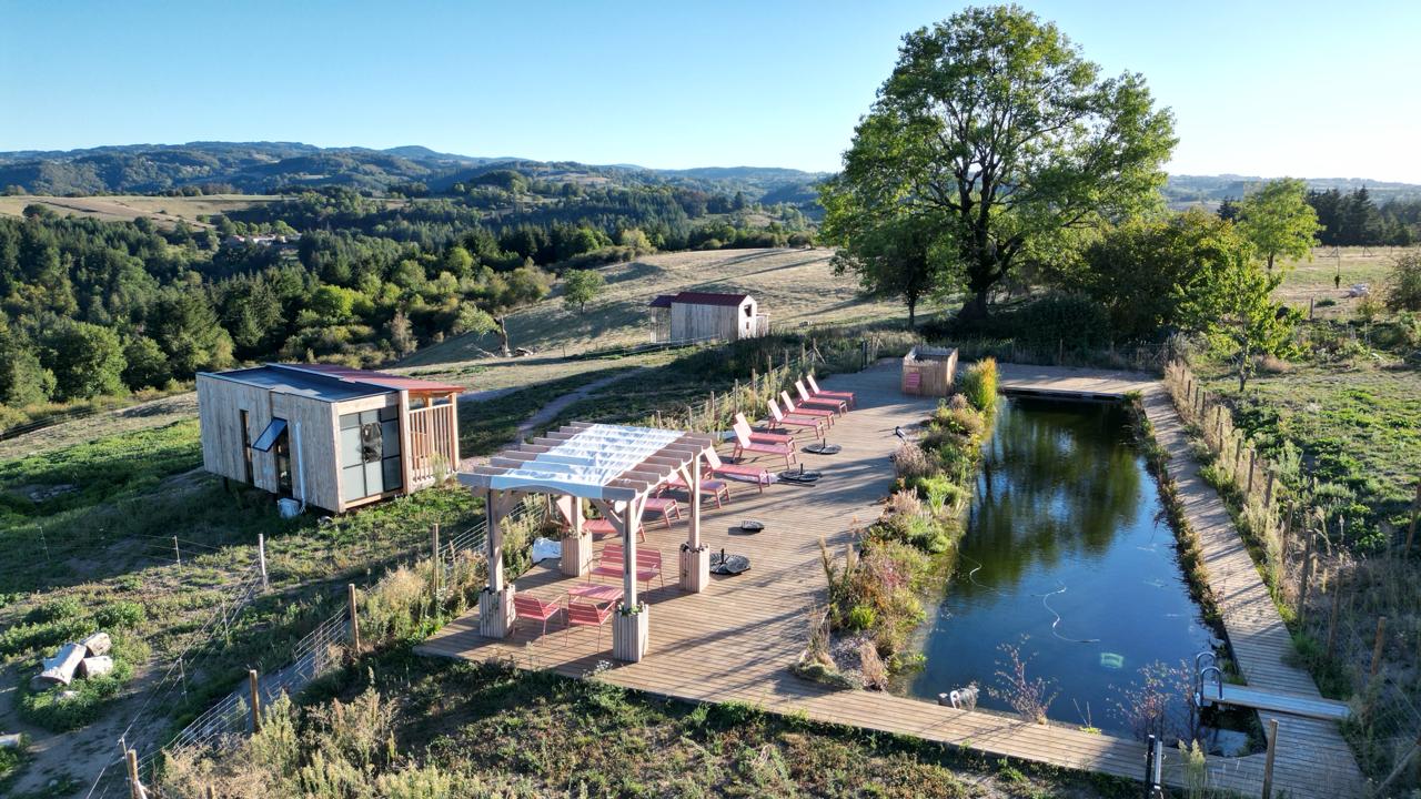 Le domaine vu du ciel : COQhome, terrasse et piscine naturelle au milieu des prés