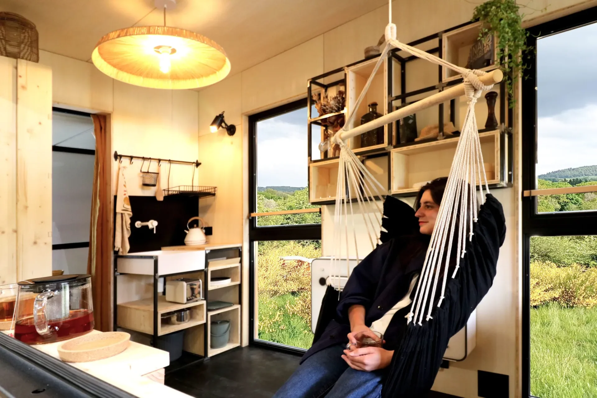 Chaise-hamac et kitchenette de la PATiny