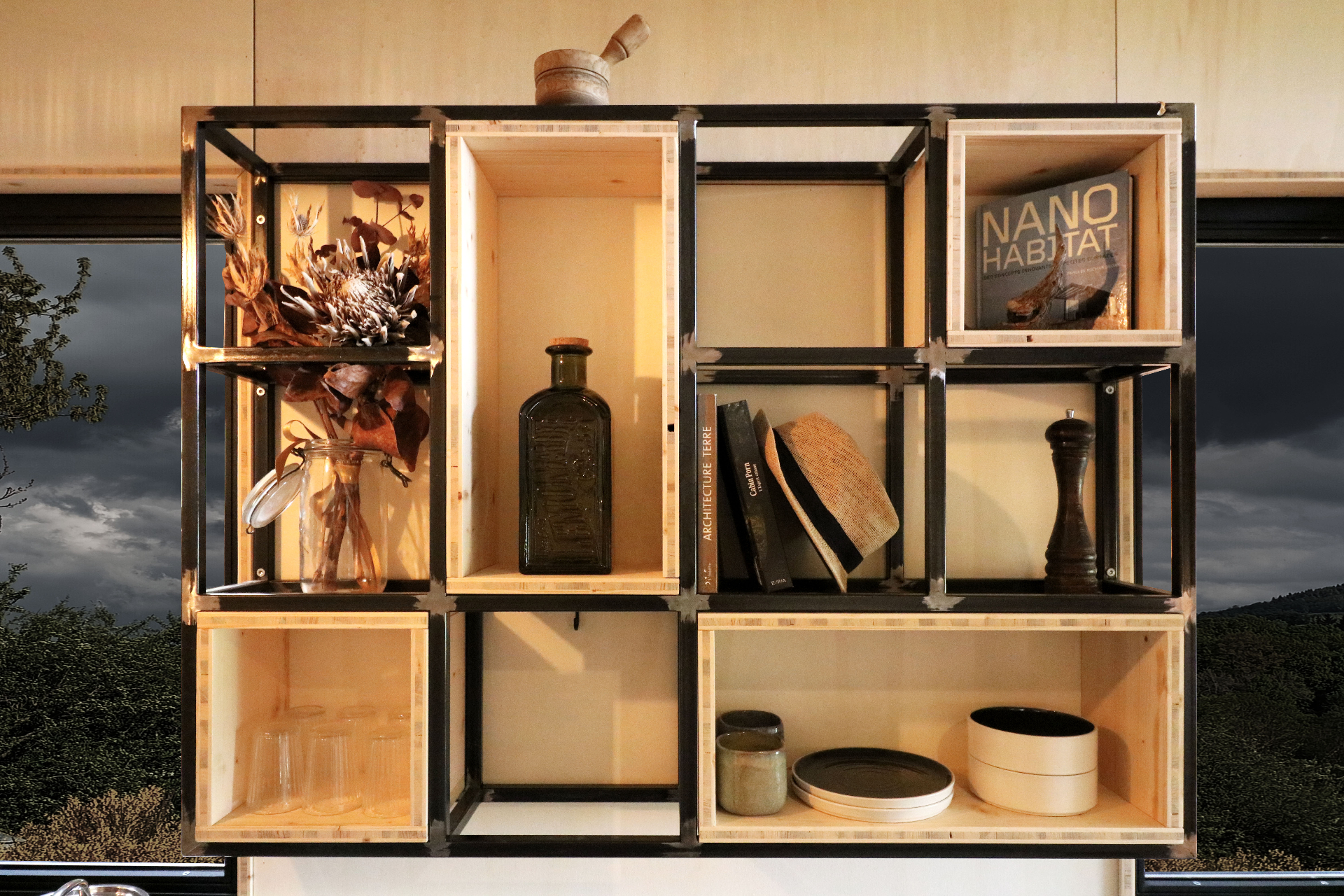 Détail décoration : étagère bois et métal de la PATiny