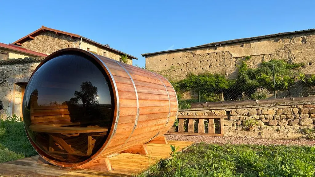 Sauna tonneau extérieur au soleil couchant