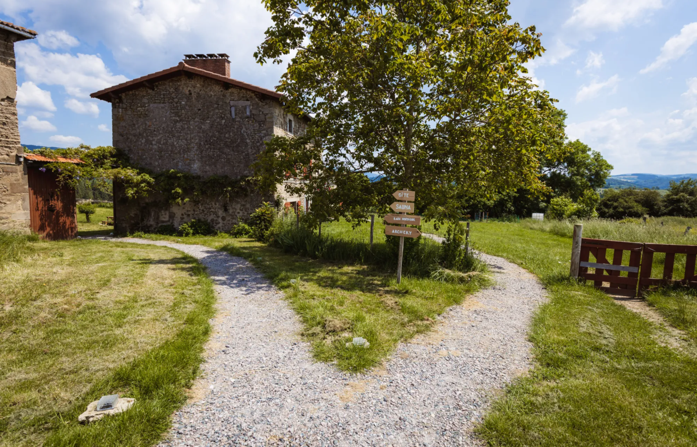 Chemin de gravier vers le gîte en pierre