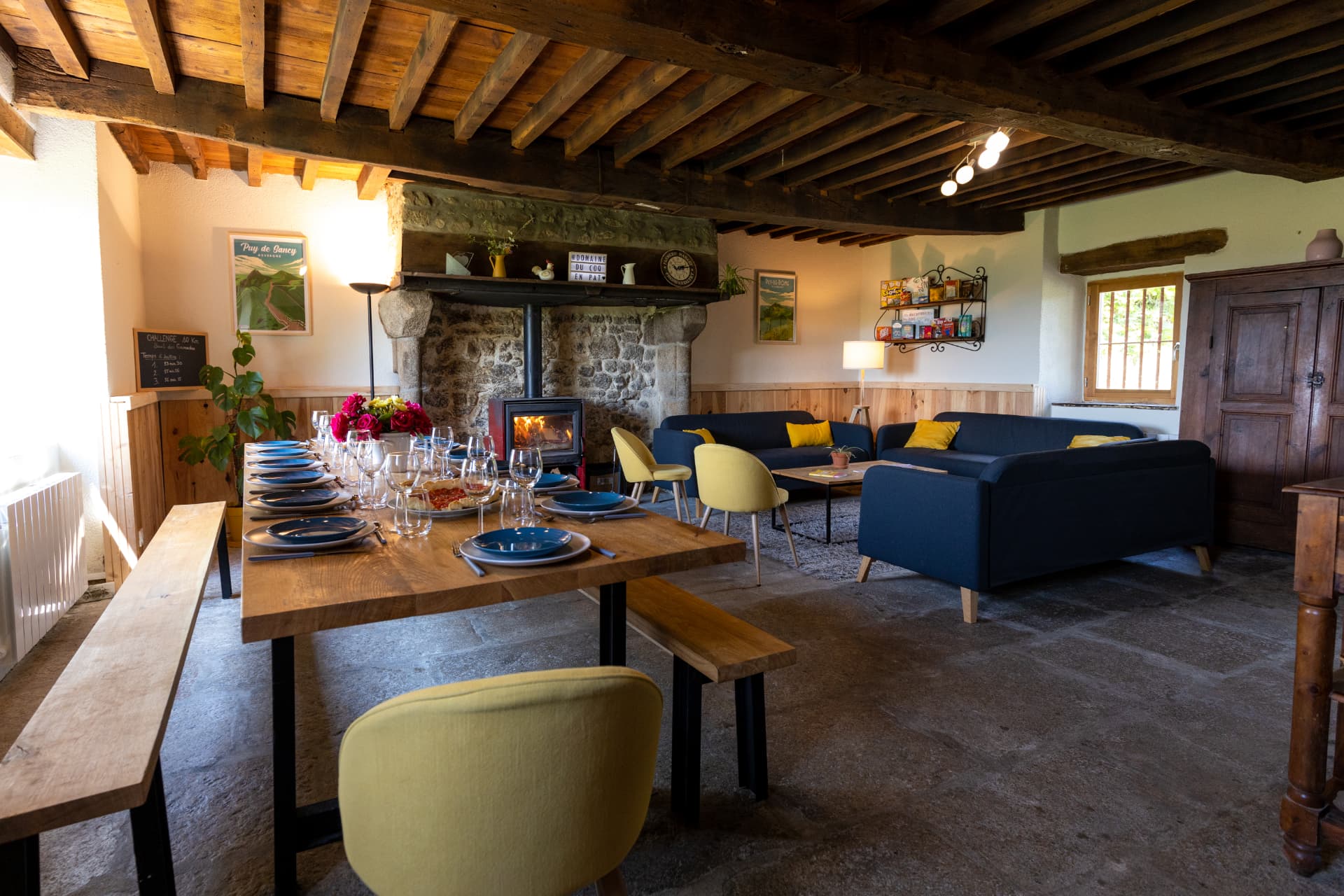 Grande tablée en bois et salon au coin du feu