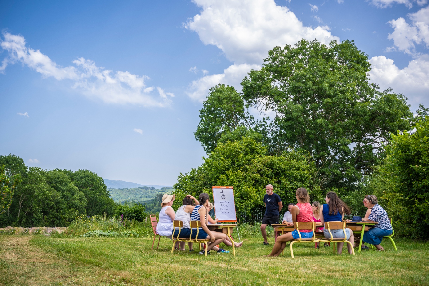 Atelier de séminaire en plein air sous les grands arbres