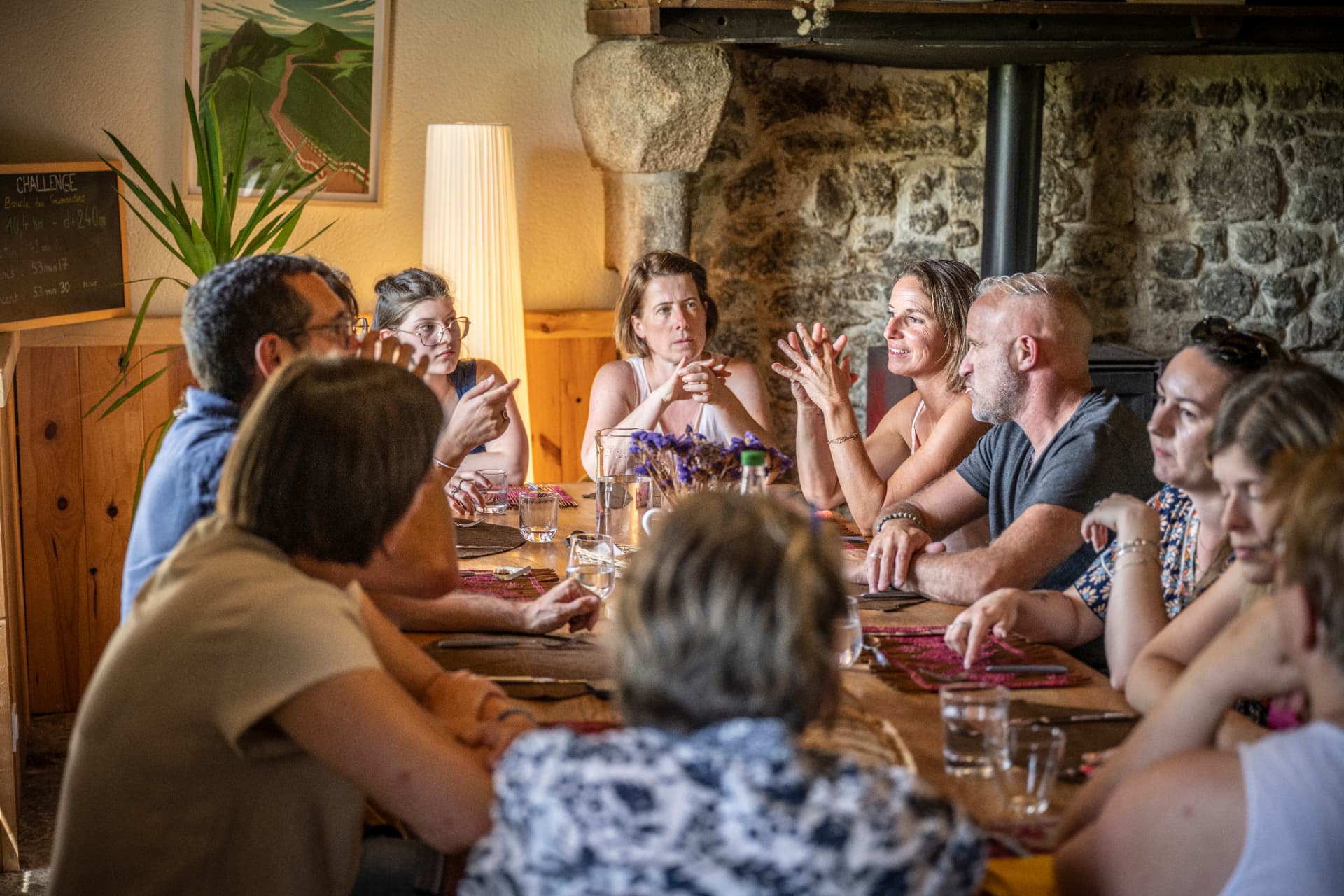 Grande tablée dressée pour un séminaire au domaine