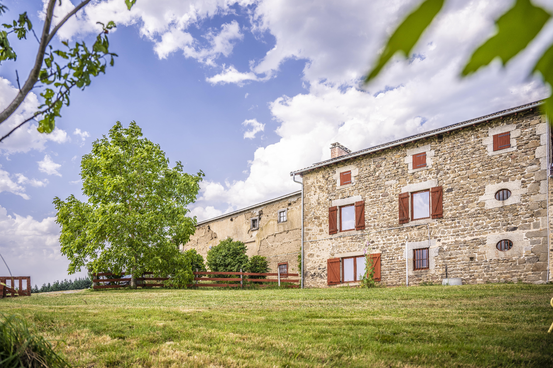 Façade en pierre du gîte de groupe au Domaine du COQ en PAT