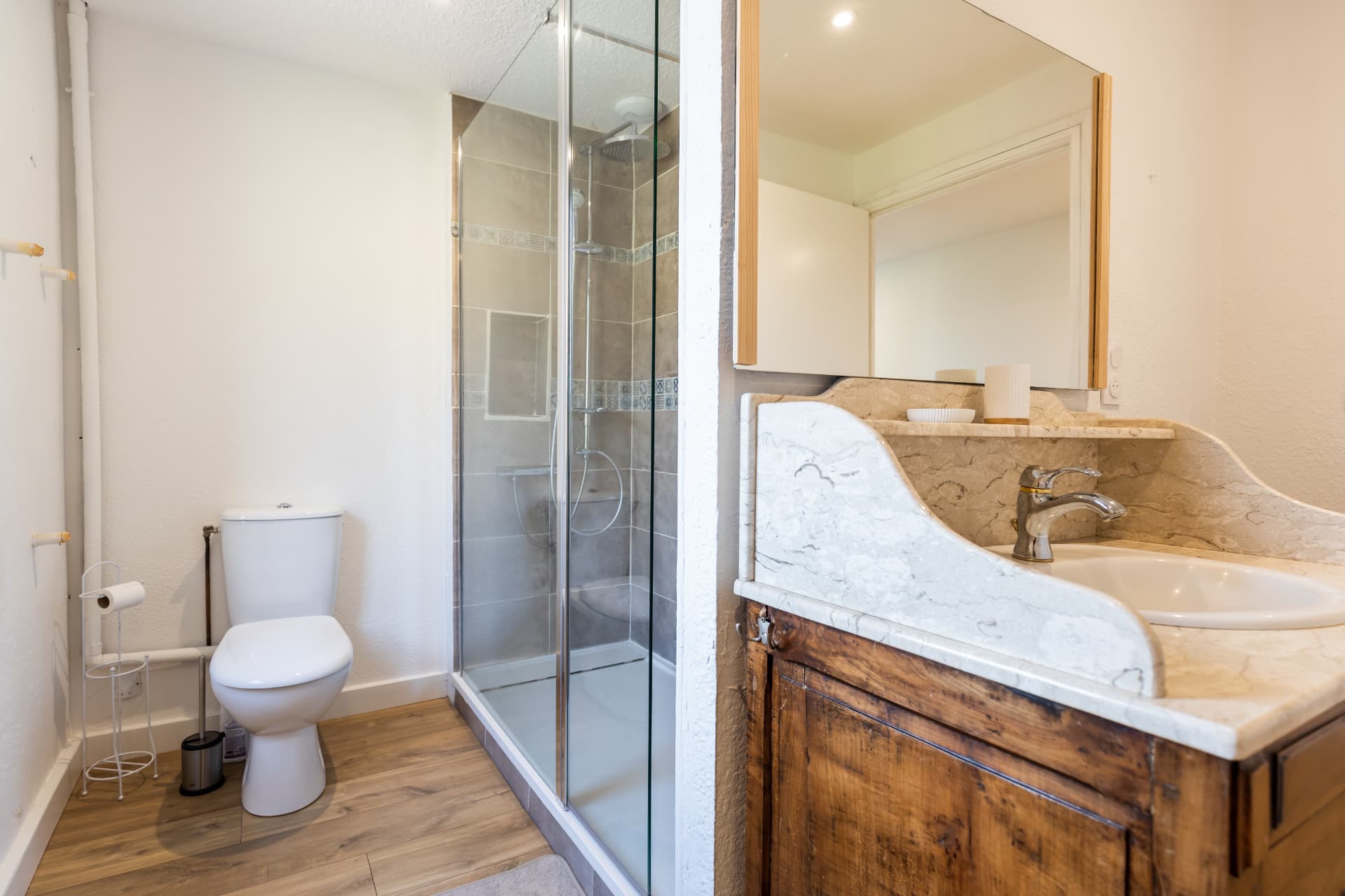Salle de bain avec douche à l'italienne et meuble ancien