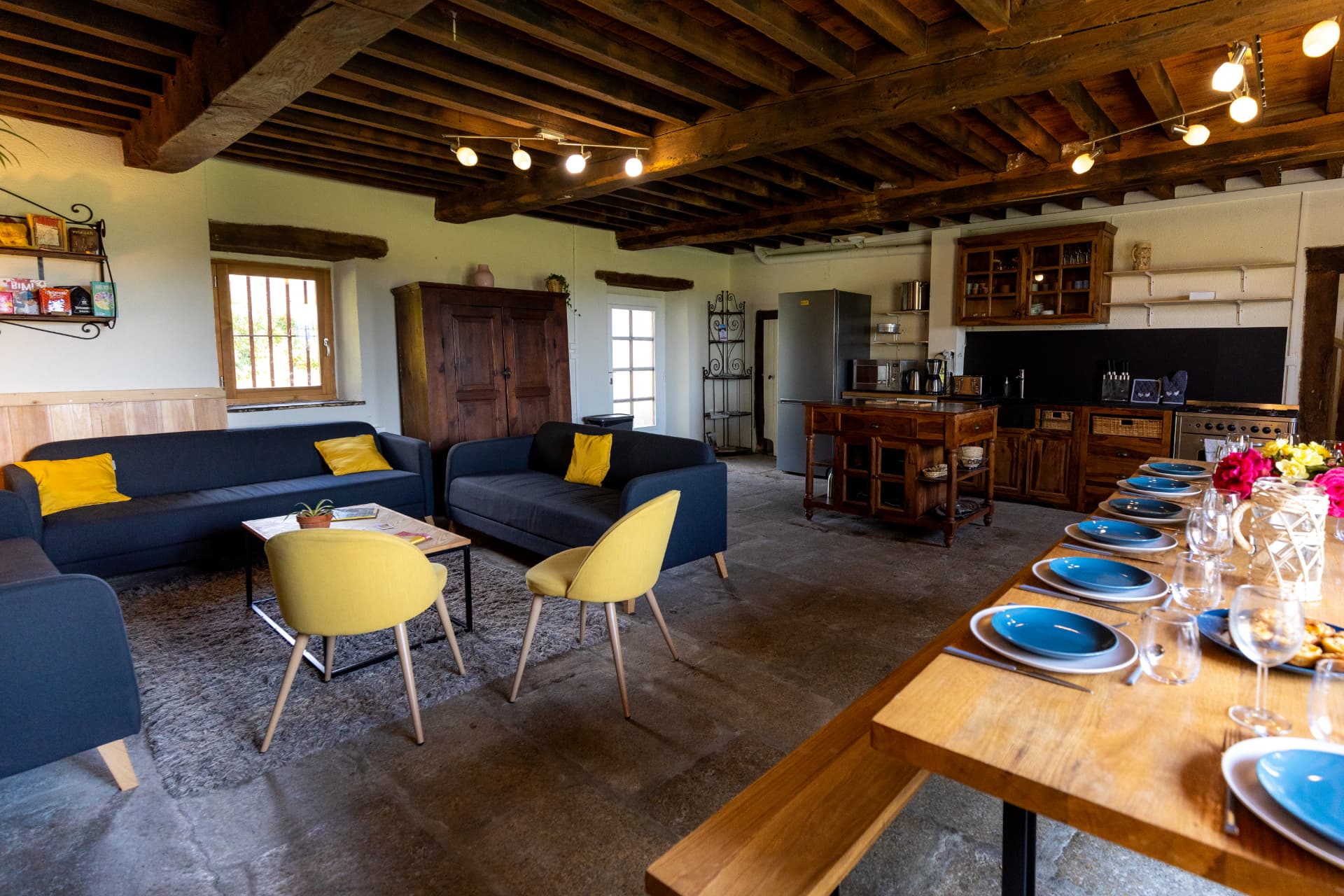 Pièce commune avec cuisine ouverte et canapés