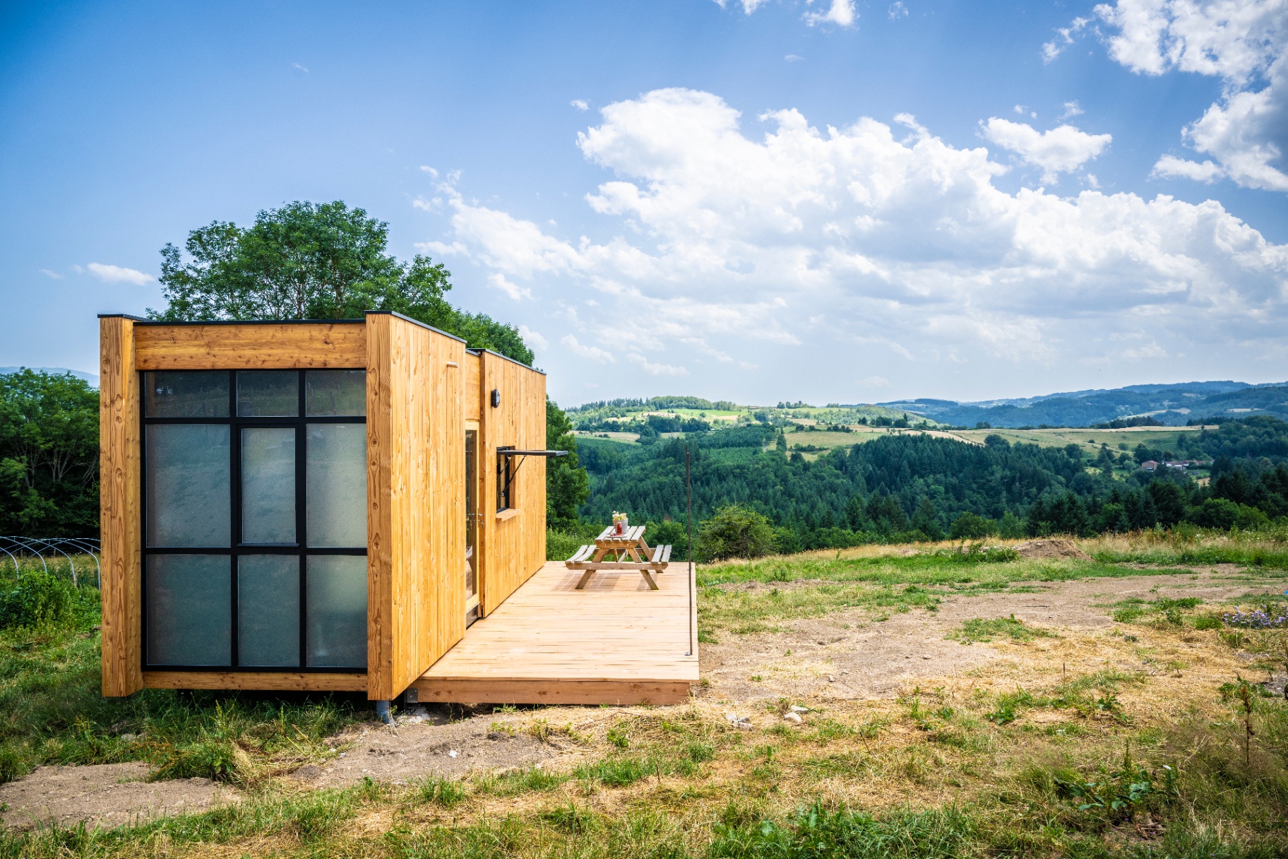 Terrasse en bois de la PATiny face aux collines
