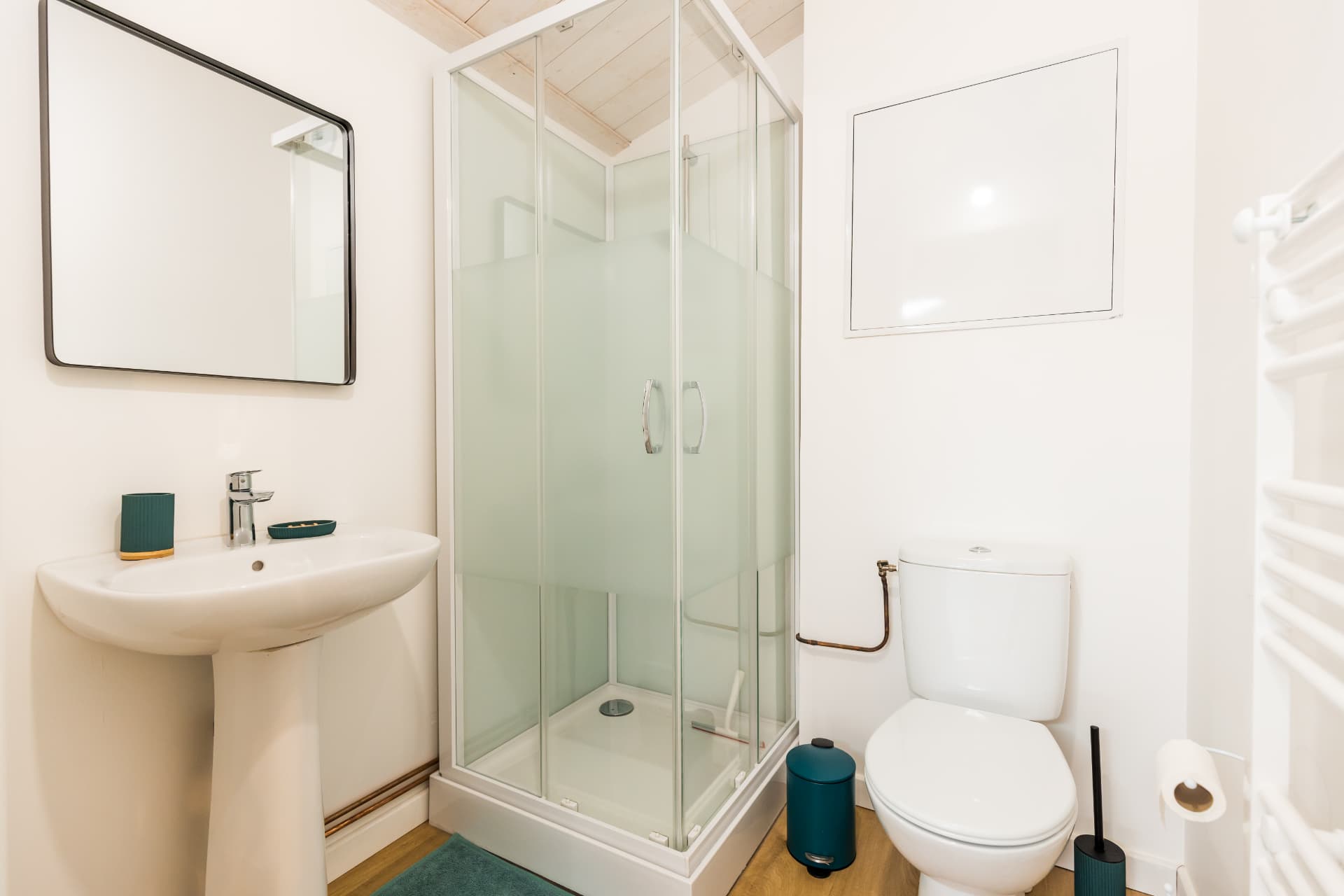 Salle de bain avec cabine de douche, lavabo et WC
