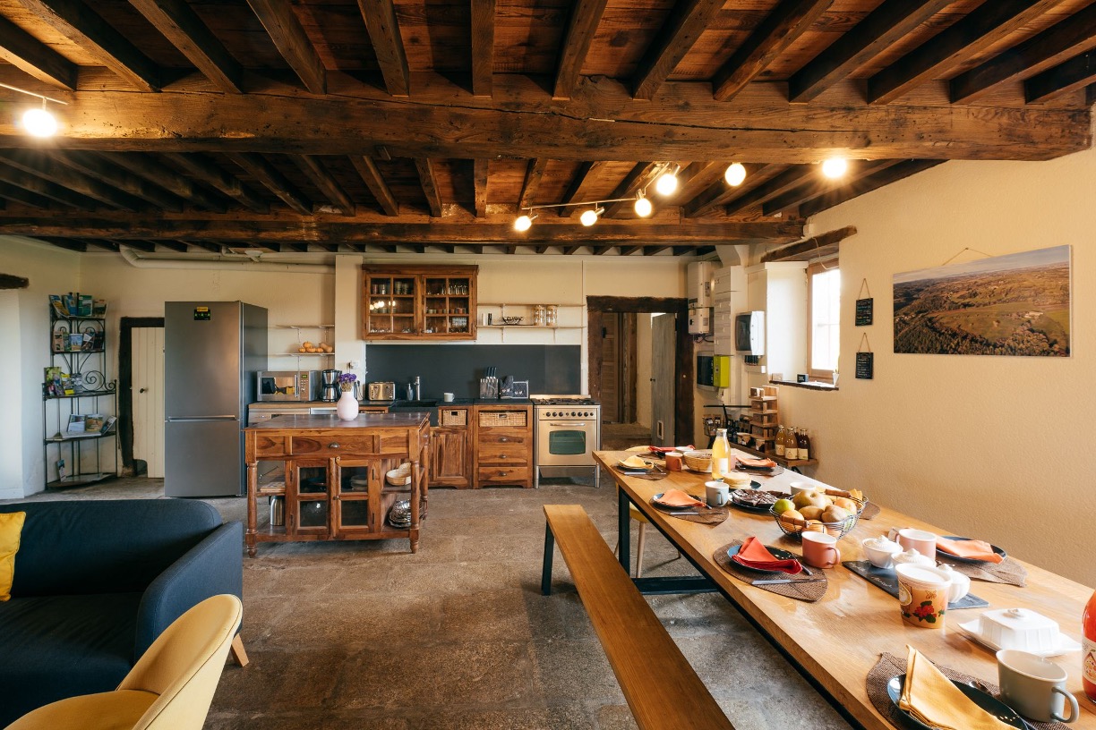 Cuisine ouverte et grande salle à manger du gîte