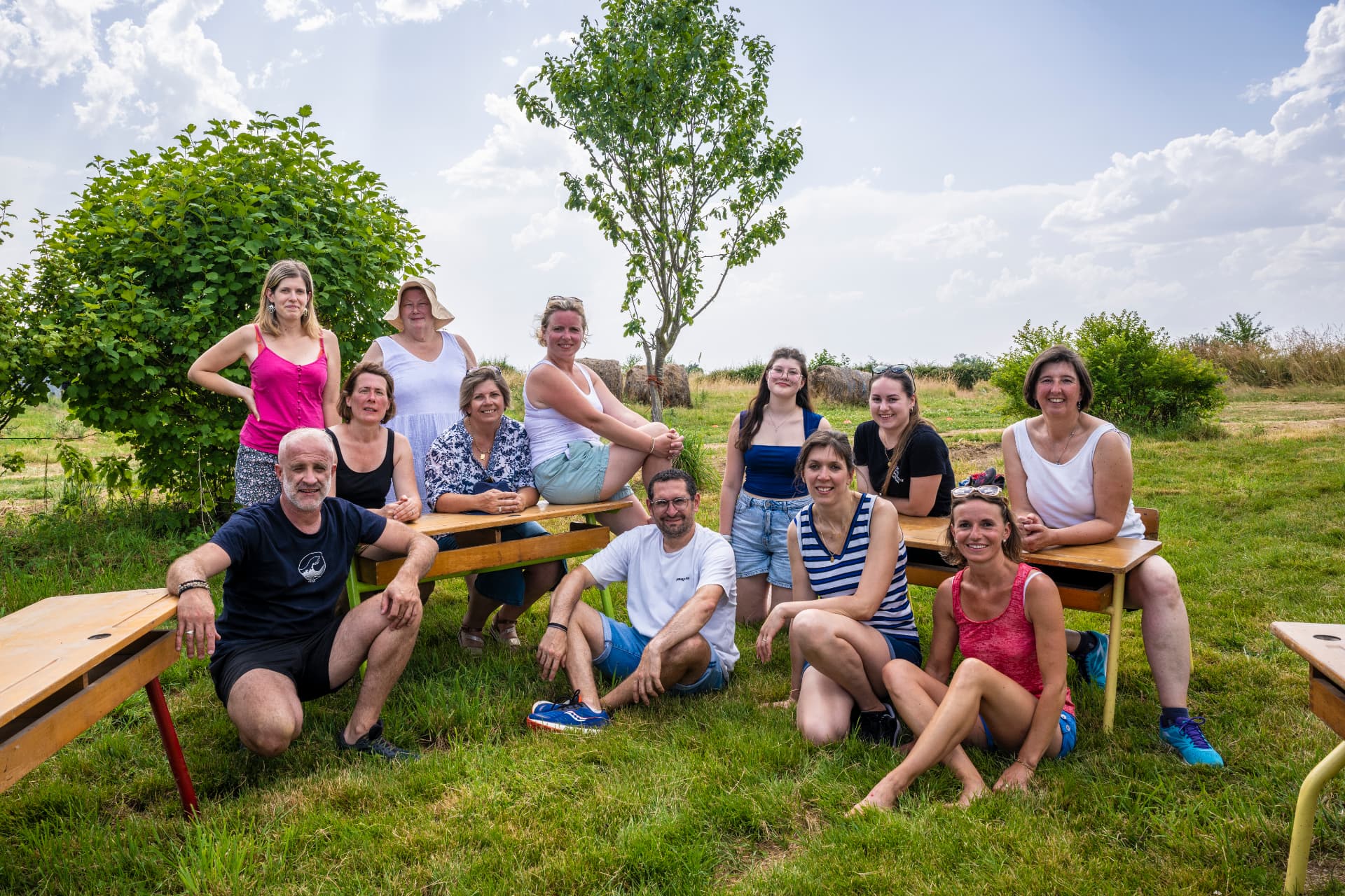 Photo de groupe d'un séminaire dans la prairie